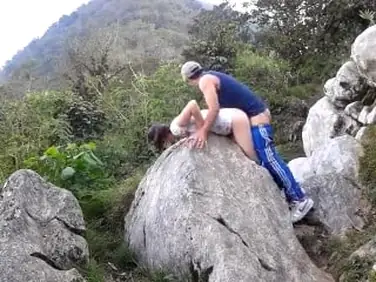 Intip ABG Ngentot Di Atas Bukit Sunyi